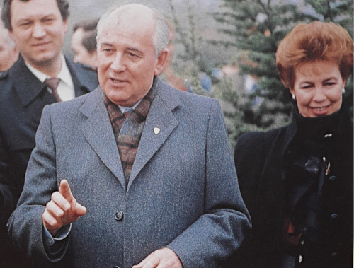 Michaił Gorbaczow – zdjęcie wykonano w Jugosławii w 1988 r. Obok Gorbaczowa stoi jego żona, Raisa.